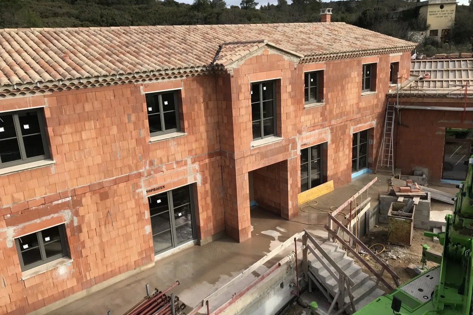 Façade en briques d’une maison en construction